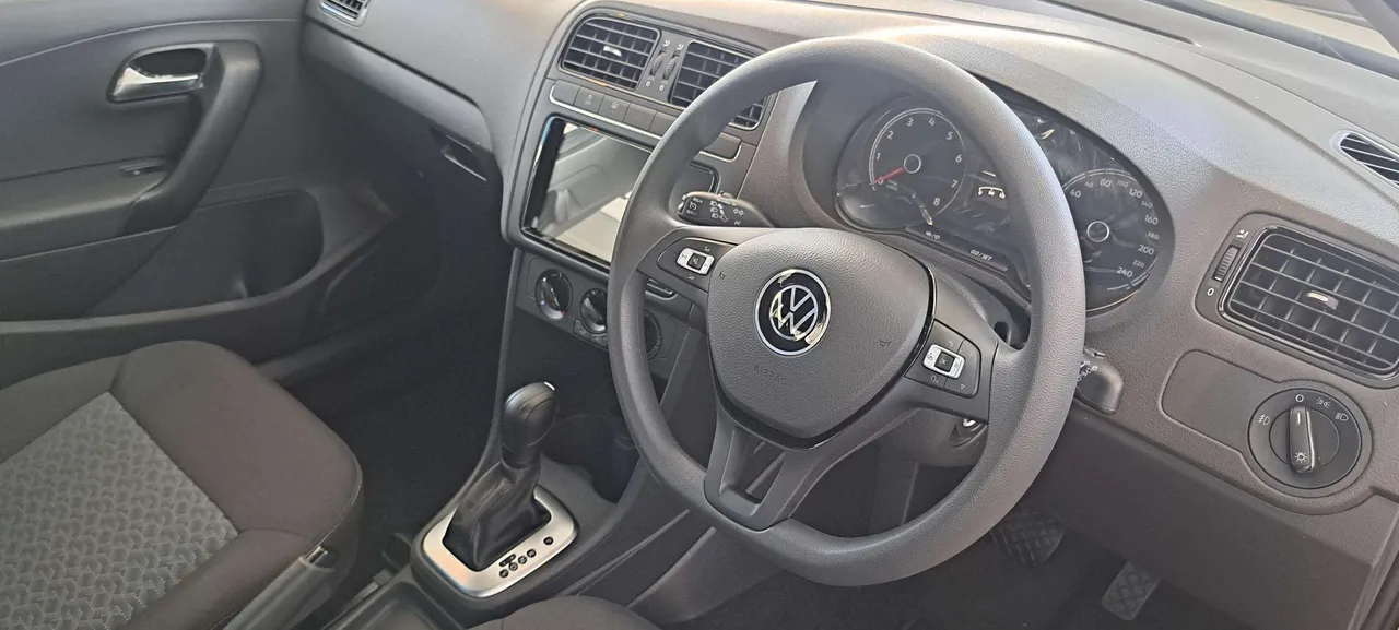 POLO VIVO 1.6 LIFE TIPTRONIC — photo 5