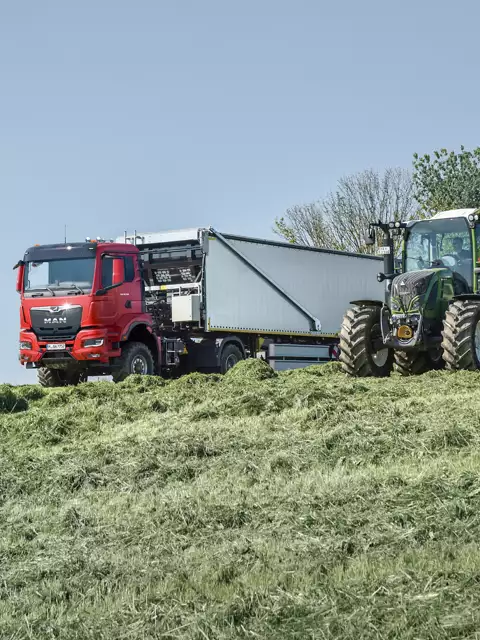 Agricultural semitrailer tractor / agricultural tipper