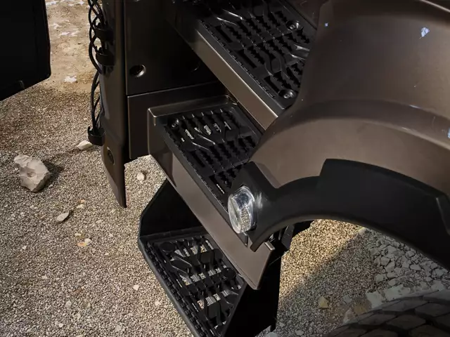 Anti-slip step unit