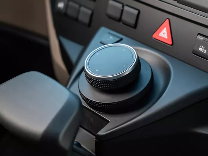 Large rotating ring for MAN SmartSelect: the driver can access the main menu via the large bottom rotating ring.
