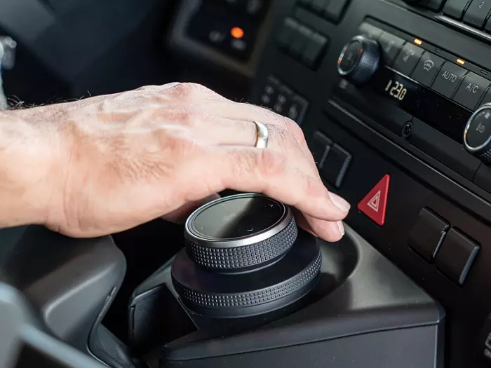 Small rotating ring for MAN SmartSelect in the TGS: the driver can navigate through sub-menus and select individual elements via the small rotating ring.