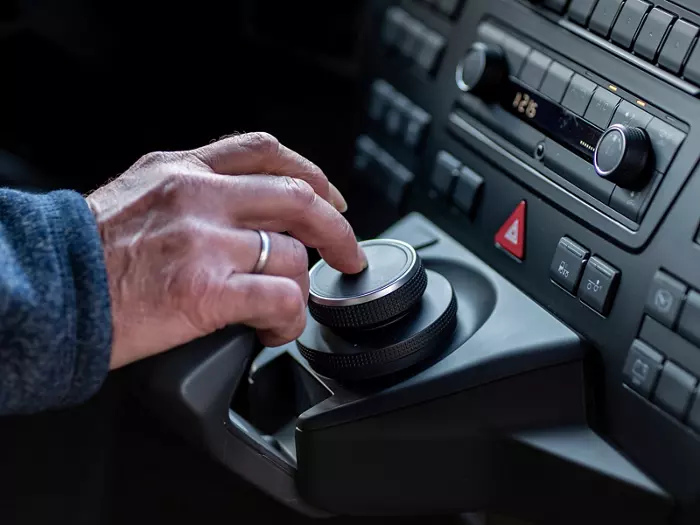Touchpad of the MAN SmartSelect: the touchpad reacts to numbers or letters traced onto it with the finger and makes navigating through lists even easier.