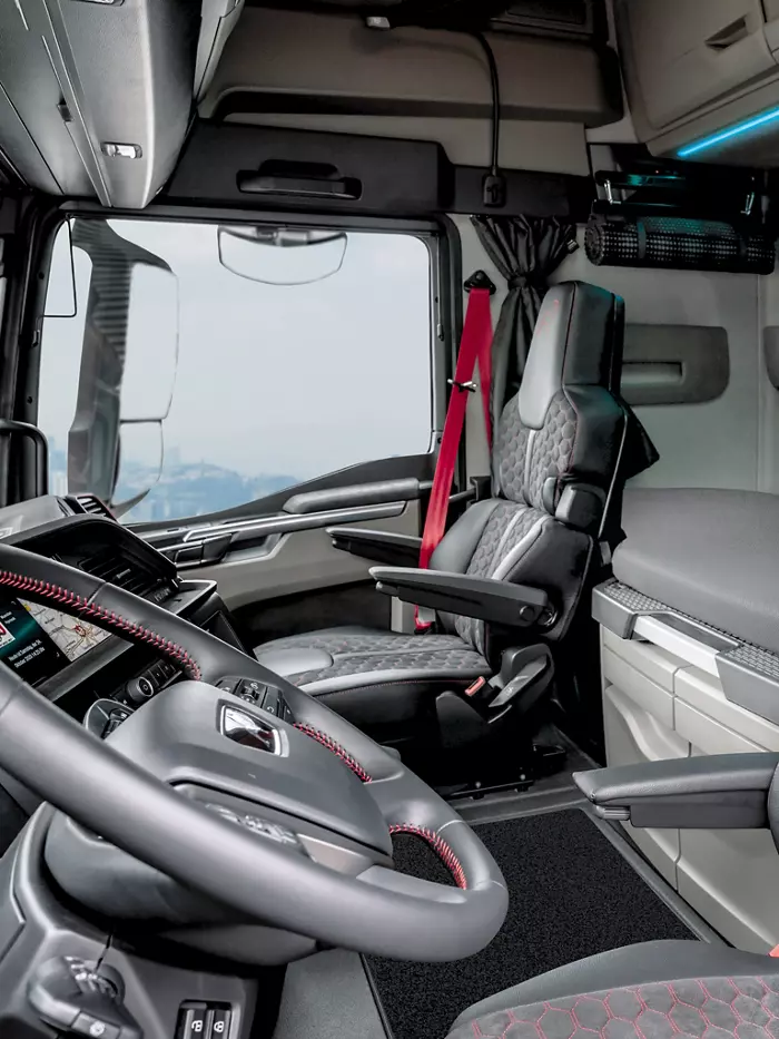 Sporty and elegant comfort cab